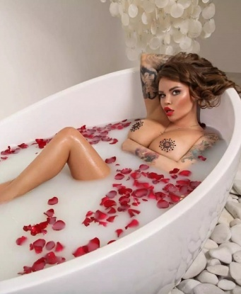👠
Я обладаю креативностью, которая заставит твои самые сокровенные мечты ожить. Со мной ты можешь ощутить все прелести любви и насладиться безудержным удовольствием. Мои услуги нацелены на твое удовлетворение и полное расслабление.
У меня есть множество возможностей для тебя. Я готова сопровождать тебя на деловых встречах и общественных мероприятиях, поднимая твою репутацию на новый уровень. А когда мы окажемся вдвоем, ты узнаешь, что настоящая страсть - это именно я.
Я обладаю безупречной фигурой, привлекательным обликом и обаянием, которые не оставят тебя равнодушным. Мои фото подтверждают мою красоту и привлекательность - ты можешь убедиться в этом сам. 😘
У меня есть множество положительных отзывов от моих предыдущих клиентов, которые ценят мою внимательность, интеллект и эротические навыки. Я позаботлюсь о твоих желаниях и потребностях, чтобы каждая наша встреча была незабываемой.
Так что, если ты ищешь приятную компанию сексуальной и интеллектуальной женщины в Москве, я готова сделать тебе счастливое предложение. Не стесняйся, дай мне знать, и я окунусь с тобой в мир удовольствия. Жду твоего звонка! 📞💋 Галя